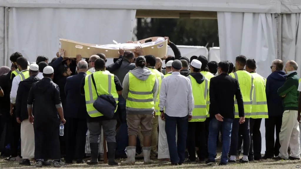 نيوزيلاندا تبدأ بدفن جثامين ضحايا الهجوم على المسجدين