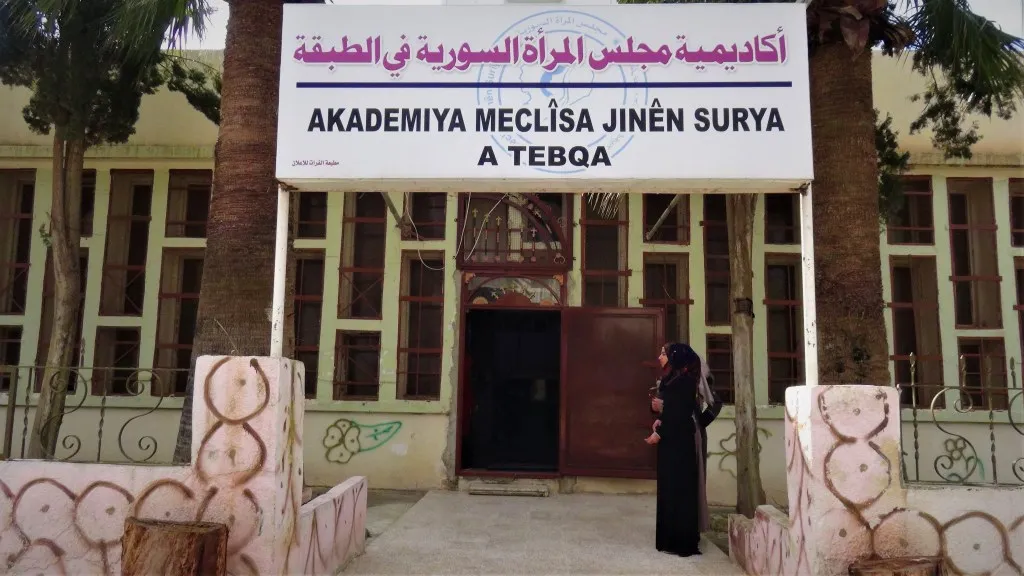 أكاديمية المرأة السورية تخرّج دورة جديدة لها
