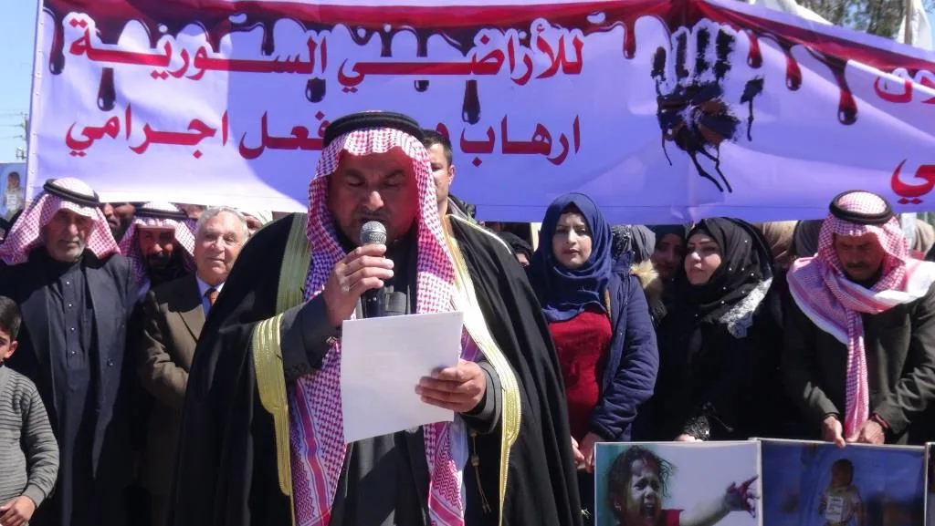 الآلاف من أهالي الطبقة يتظاهرون في الذكرى الأولى لاحتلال عفرين