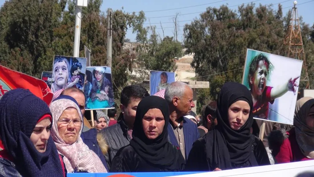 الآلاف من أهالي الطبقة يتظاهرون في الذكرى الأولى لاحتلال عفرين
