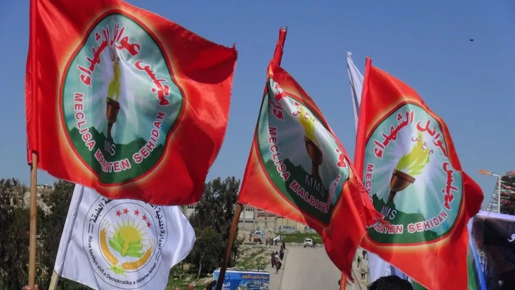 الآلاف من أهالي الطبقة يتظاهرون في الذكرى الأولى لاحتلال عفرين