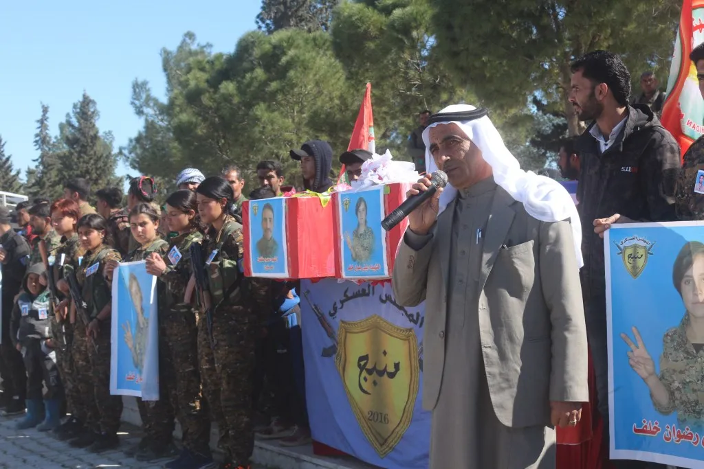 في منبج.. تشييع جثماني شهيدين من مجلس منبج العسكري