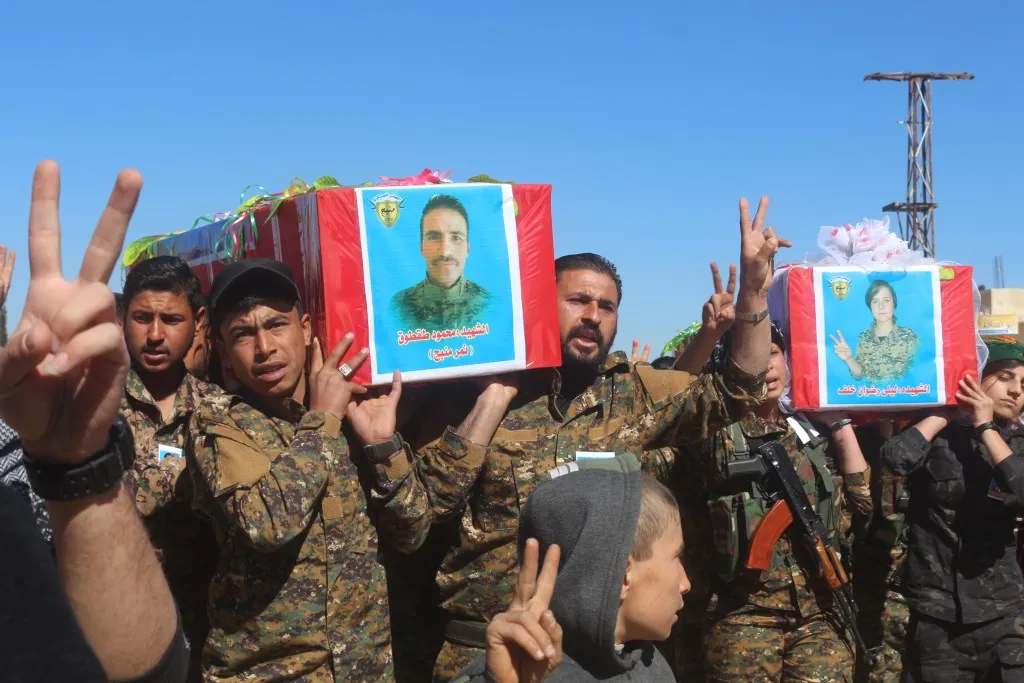 في منبج.. تشييع جثماني شهيدين من مجلس منبج العسكري