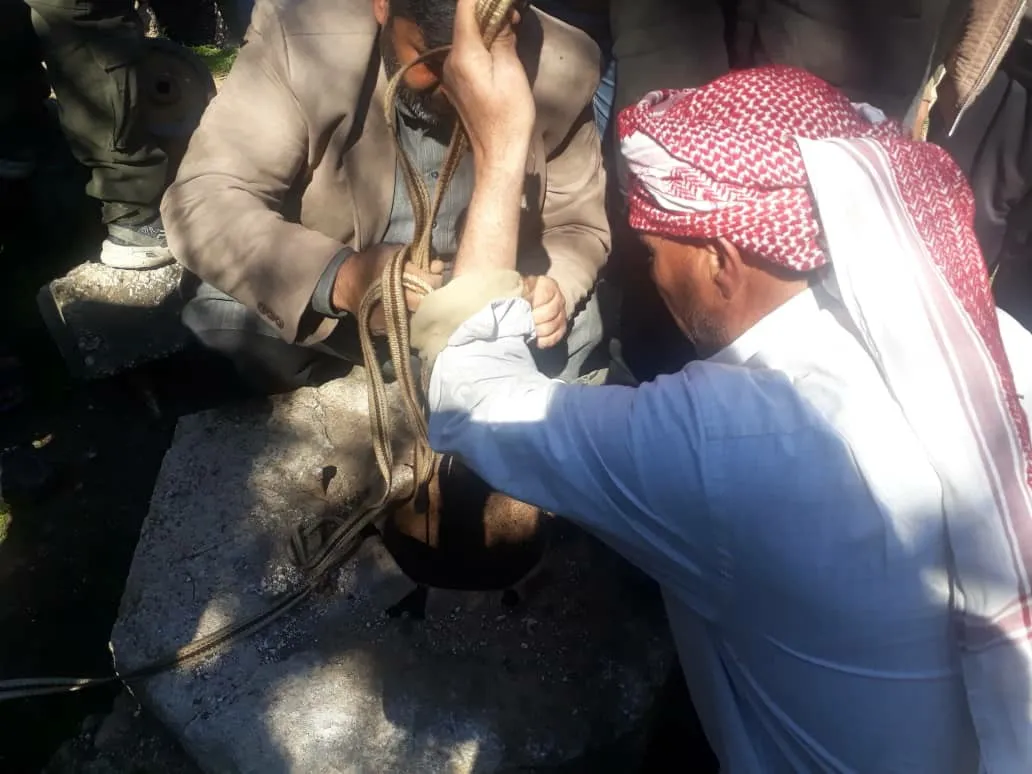 طفل يسقط في بئر زراعية والمحاولات مستمرة لإخراجه