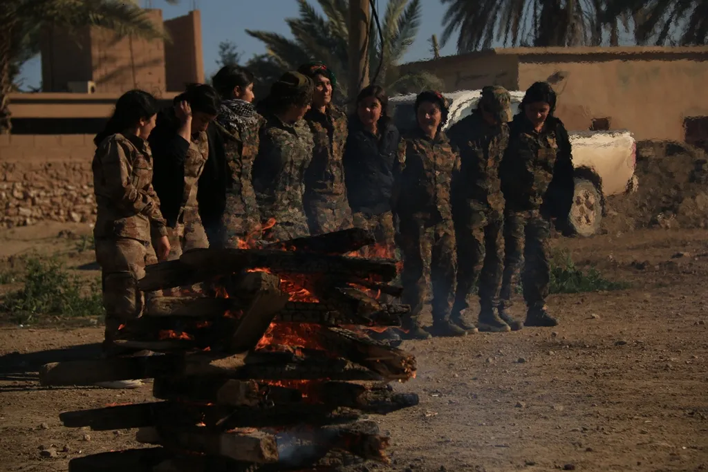 مقاتلات YPJ تحتفلن بالثامن من آذار بالقرب من باغوز