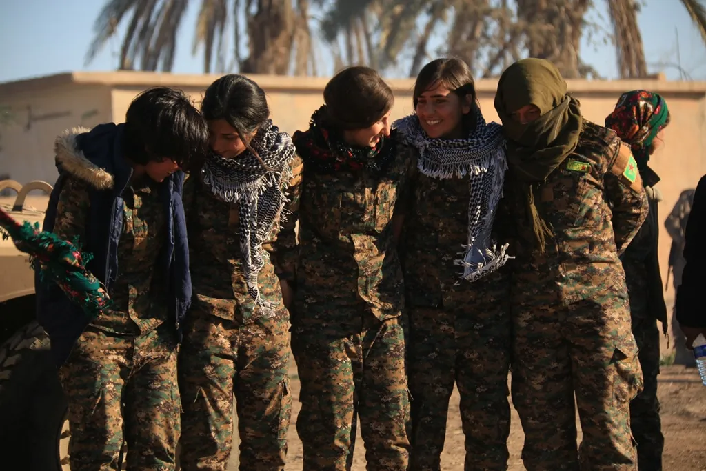 مقاتلات YPJ تحتفلن بالثامن من آذار بالقرب من باغوز