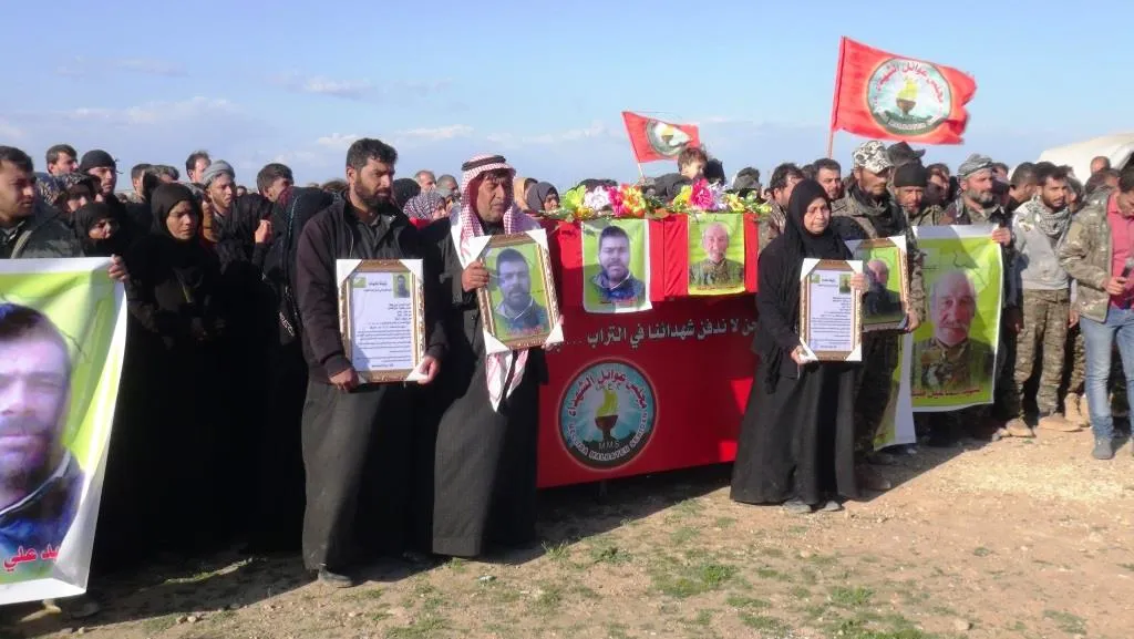 الطبقة تودع شهيدين من قوات سوريا الديمقراطية إلى مثواهما الأخير