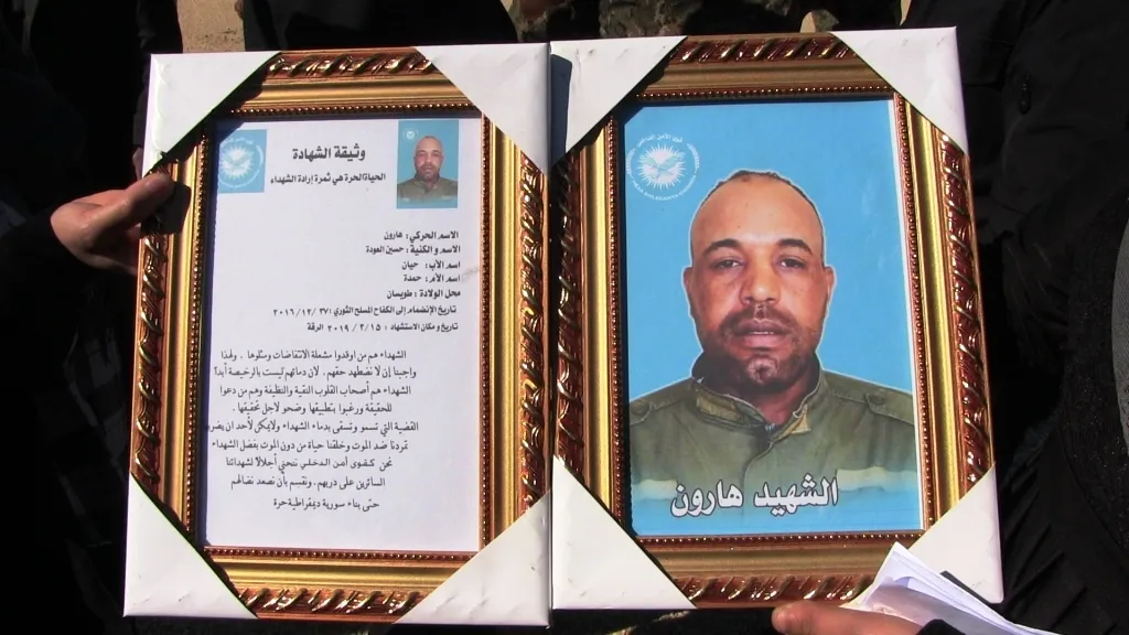 جثمان الشهيد هارون وري الثرى في مزار الحكومية بالرقة