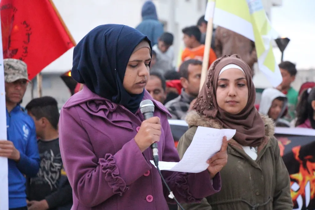 مسيرة بالمشاعل في منبج تضامناً مع مقاومة السجون واستنكاراً لاستهداف قوات الدفاع الذاتي