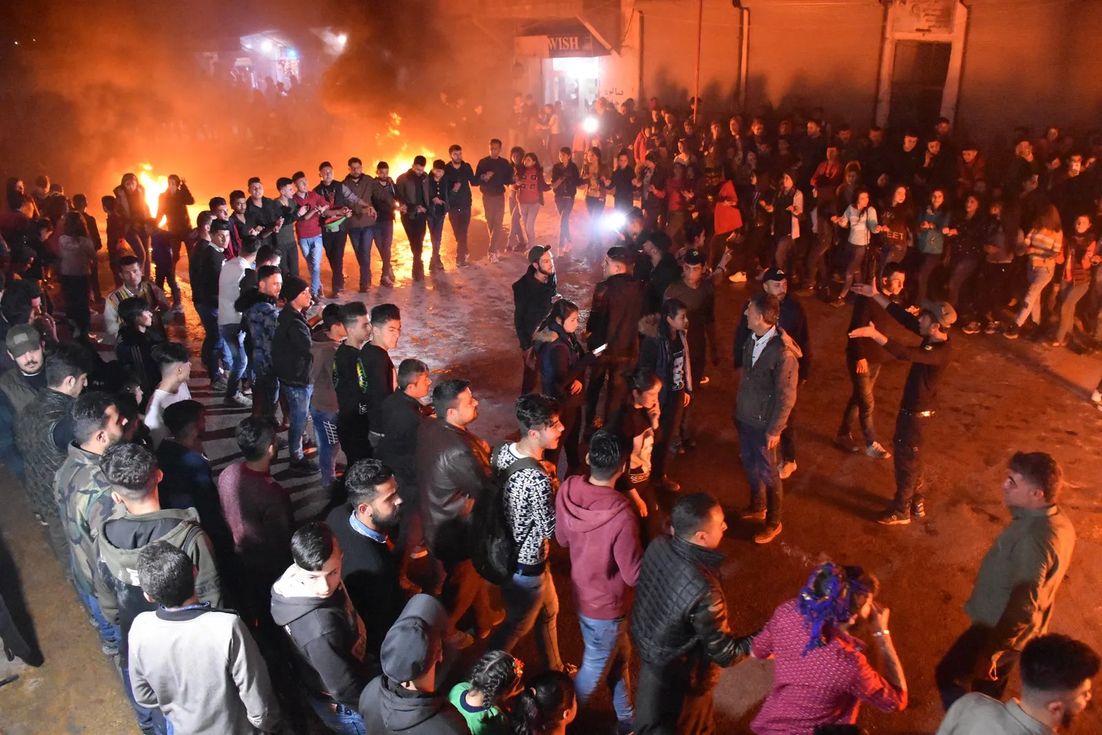 إشعال النيران والشموع عشية نوروز واللجان التحضيرية تنهي تحضيرات احتفالات يوم غد