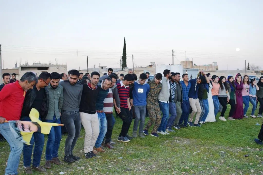 إشعال النيران والشموع عشية نوروز واللجان التحضيرية تنهي تحضيرات احتفالات يوم غد