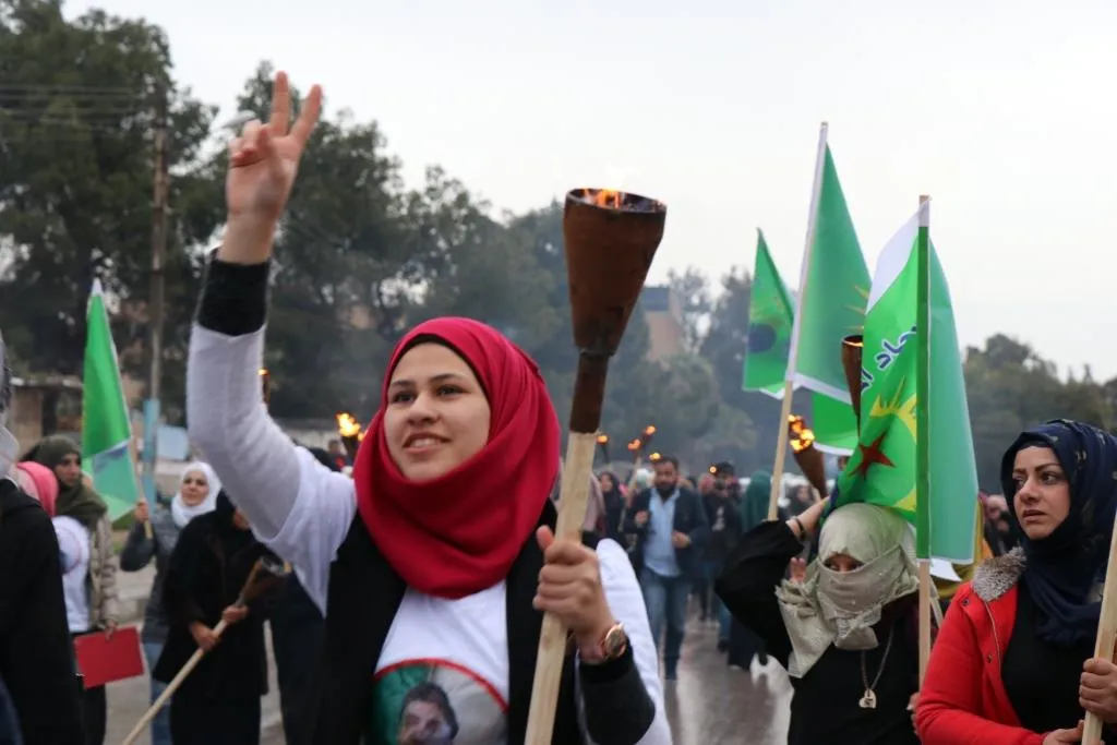 نساء الطبقة يخرجن في مسيرة بالمشاعل تضامناً مع مقاومة ليلى كوفن