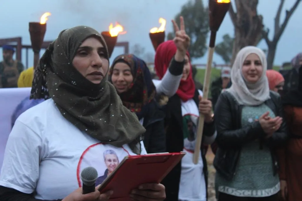 نساء الطبقة يخرجن في مسيرة بالمشاعل تضامناً مع مقاومة ليلى كوفن