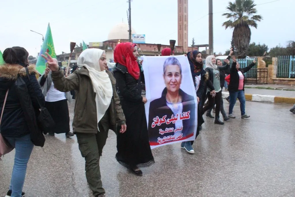 نساء الطبقة يخرجن في مسيرة بالمشاعل تضامناً مع مقاومة ليلى كوفن