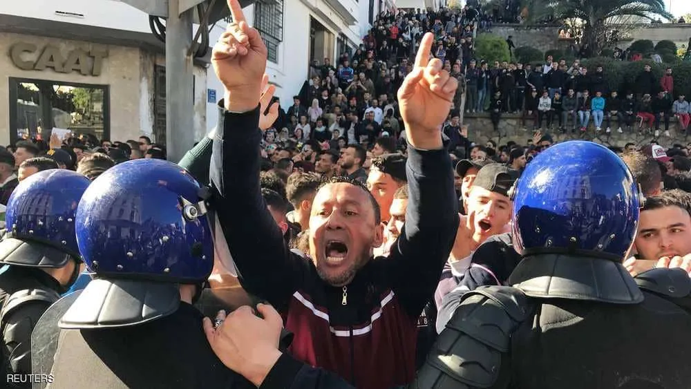 الجزائر.. مظاهرات حاشدة قرب قصر الرئاسة وجرحى باشتباكات بين الأمن والمتظاهرين