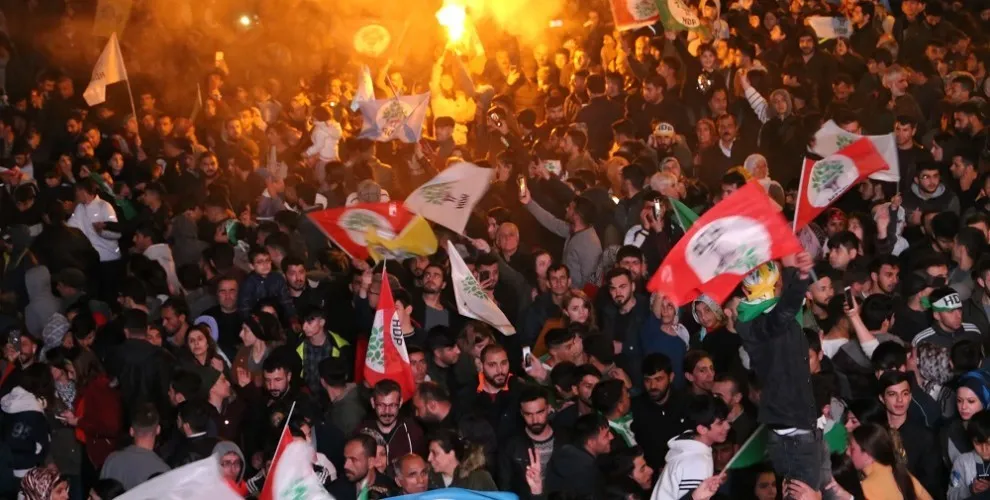 قوات الأمن التركية تهاجم أنصار HDP لمنعهم الأمن من التزوير وسرقة الصناديق