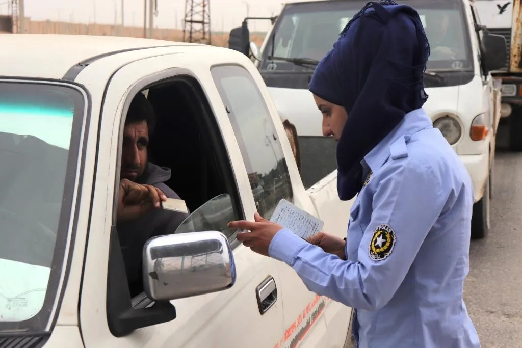 يُنظّمن السير داخل المدينة ويسعين لافتتاح مدرسة لتعليم النساء على القيادة