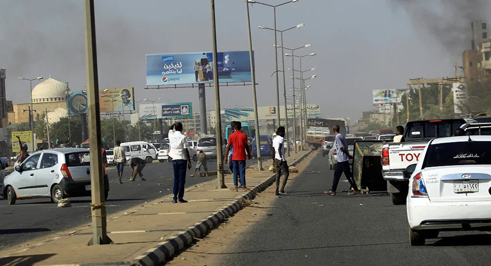 الجيش السوداني يعتقل مسؤولي البشير وتجمع المهنيين يطالبه بالتشاور لقيادة الانتقال