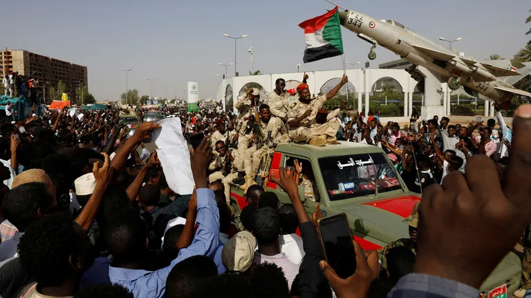 مسيرة احتجاجية في السودان والسلطات تطالب مسؤولي البشير بإخلاء منازلهم