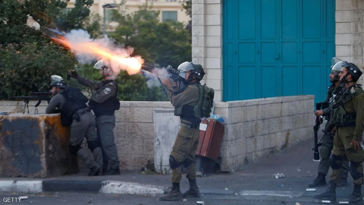 الجيش الإسرائيلي يقتل فلسطينياً ويعتقل 12 وحركة حماس تهدد بالتصعيد