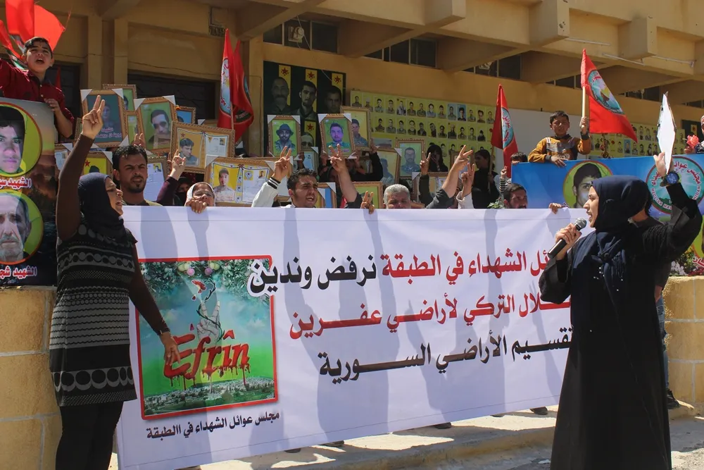 "سوف نحطم كل ما بني من أسوار وأسلاك وإرادة الشعوب لم تقهر"