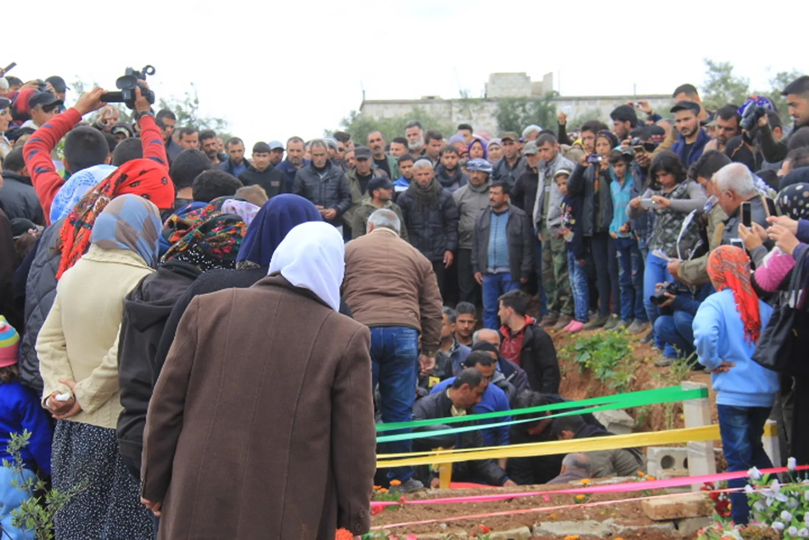 جثمان المناضل دوغان قنديل يوارى الثرى في مزار شهداء مقاومة العصر