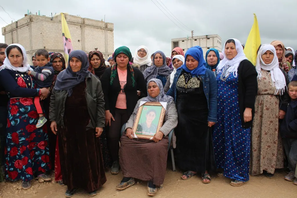 أهالي كوباني قدموا واجب العزاء لذوي الشهيدة دلوفان