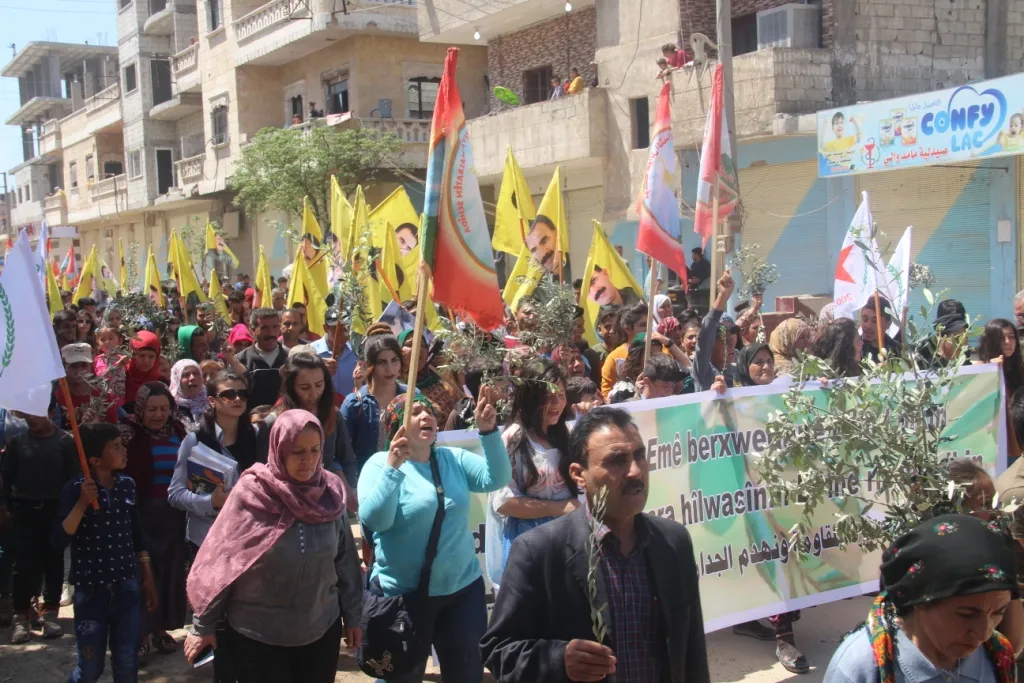 أهالي إقليم الفرات يتظاهرون رفضاً لبناء تركيا جدار التقسيم في عفرين
