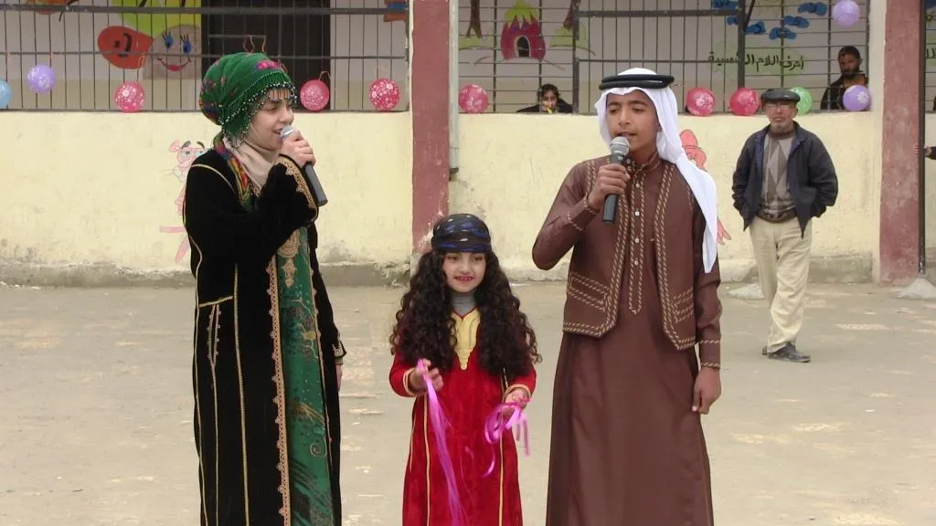 معرض في مدرسة بالرقة يضم أعمال أعدها الطلبة