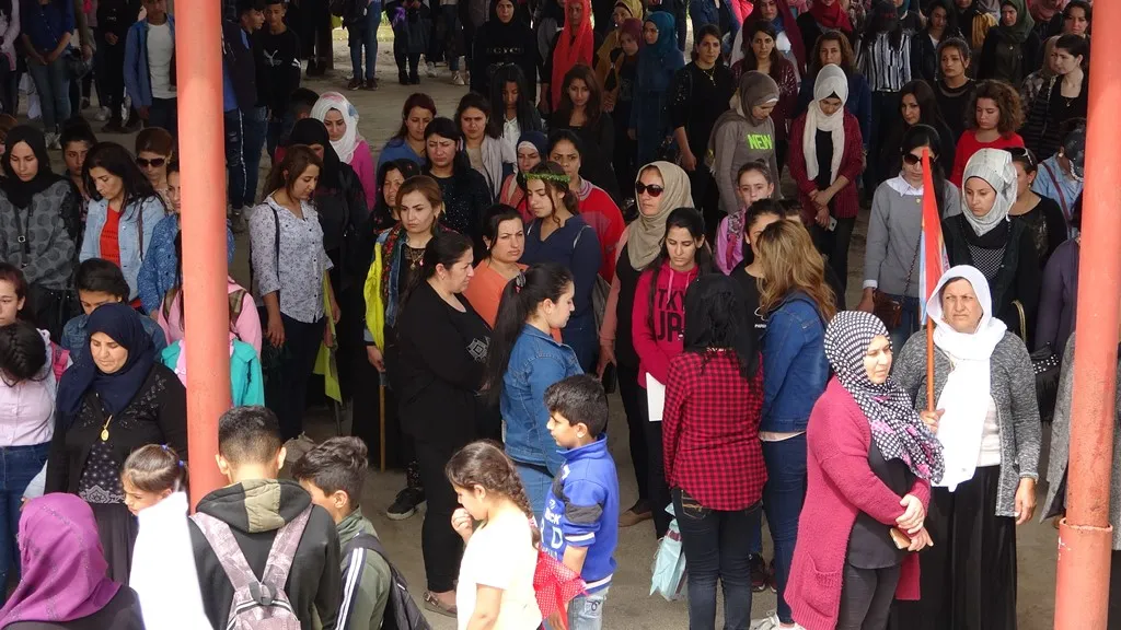 أهالي ديرك ينددون بالعزلة المفروضة على أوجلان ويجددون تضامنهم مع المضربين عن الطعام