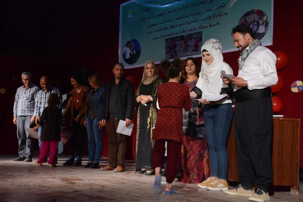 قدموا عروضهم الفنية والثقافية بزيهم الفلكلوري