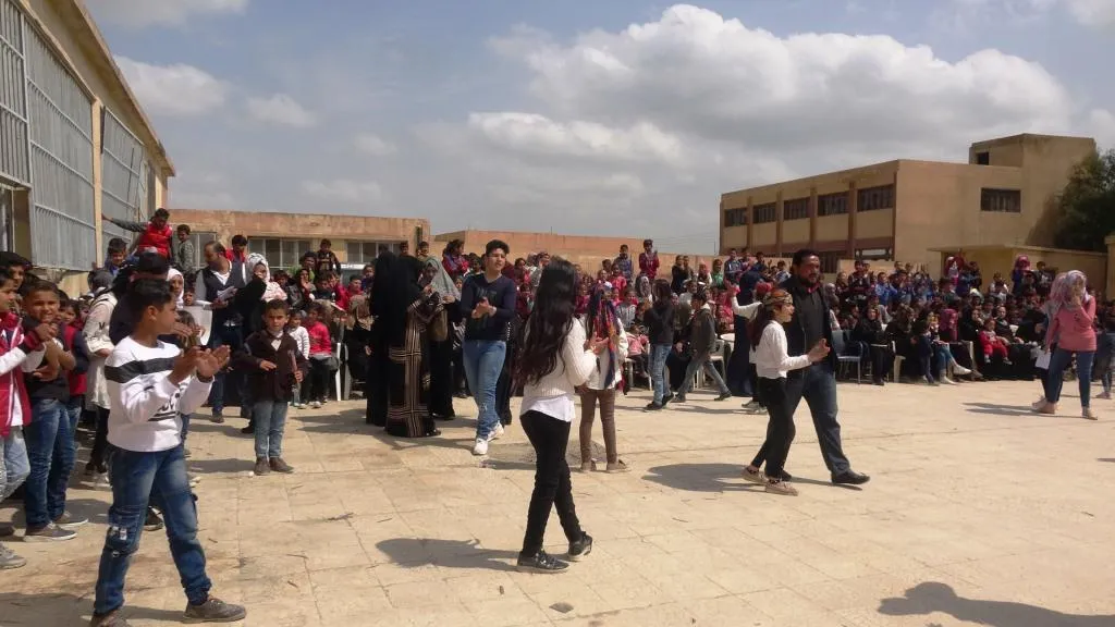 فعاليات فنية ومعرض للوحات طلاب مدرسة الغوطة في الرقة