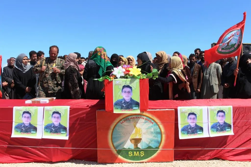 أهالي الرقة يشيعون جثمان الشهيد حسين الحسين إلى مثواه الأخير