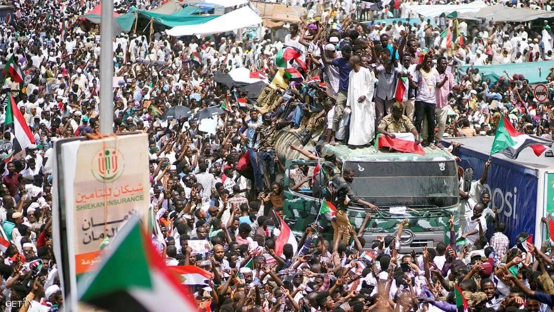 الآلاف من السودانيين يحتشدون حول مقر وزارة الدفاع رفضاً لبيان المجلس العسكري