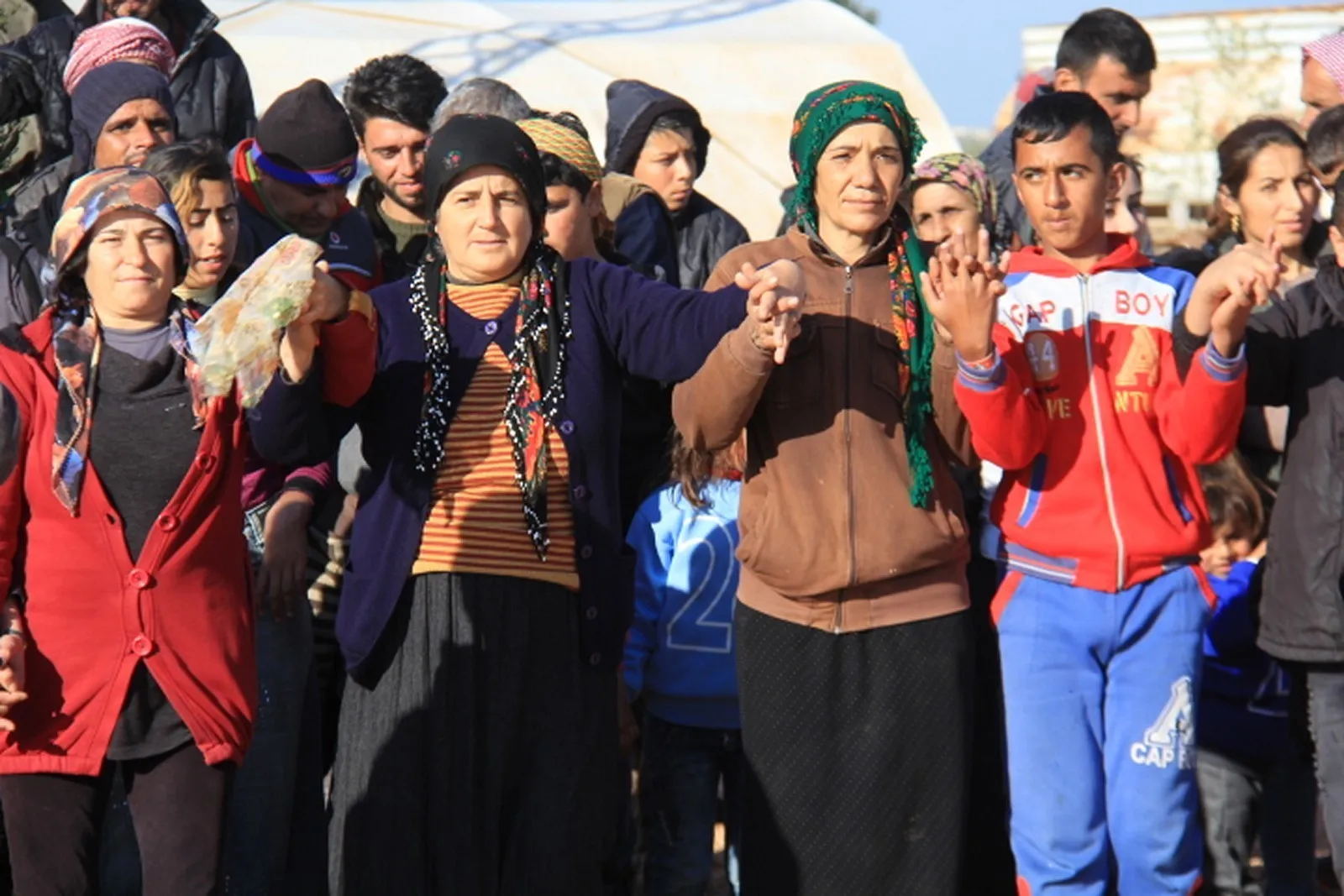 أهالي عفرين يهنئون HDP بفوزها