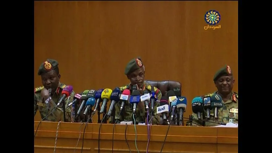 عوض بن عوف يترك رئاسة المجلس العسكري في السودان ويختار خليفته
