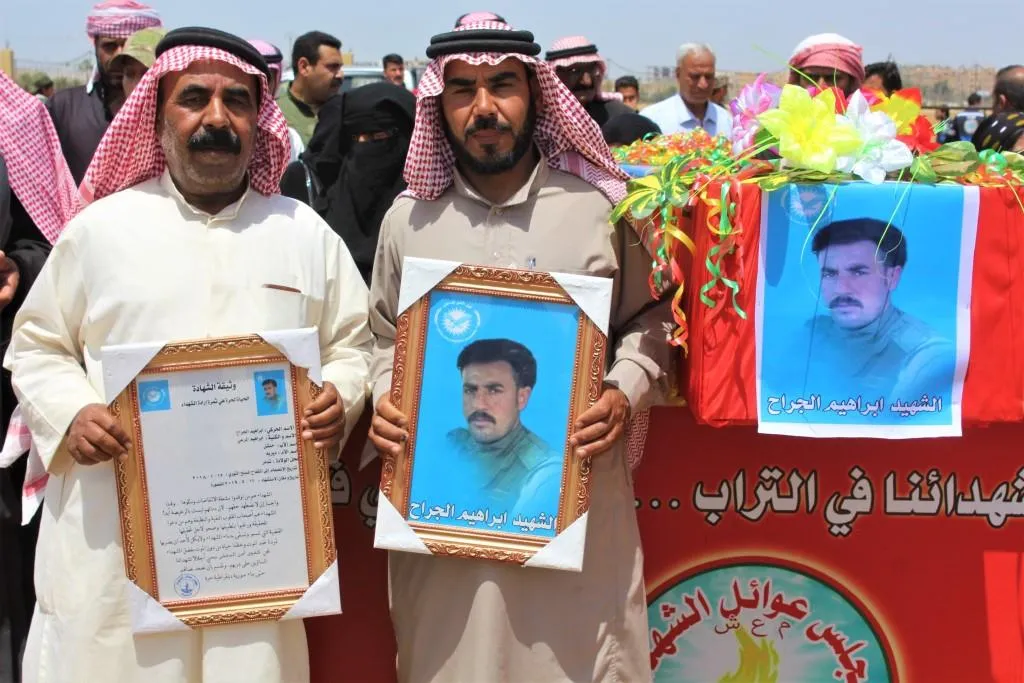 المئات من أهالي الطبقة يودعون الشهيد إبراهيم الجرّاح
