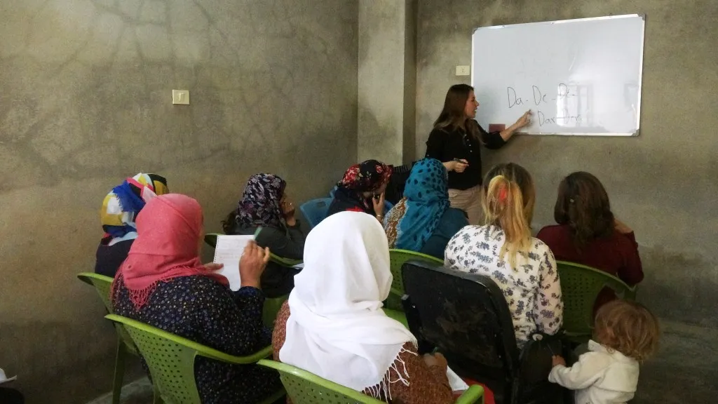 بناء على طلبهن أمهات تتلقين دروساً في تعلم اللغة الكردية في كوباني