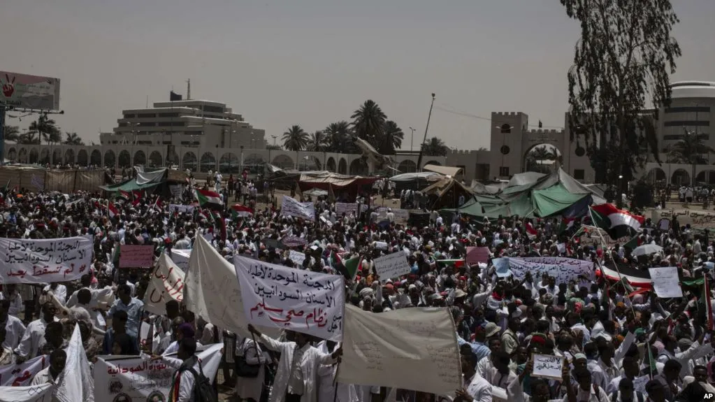 استئناف الحوار بين العسكريين وقادة الاحتجاجات في السودان