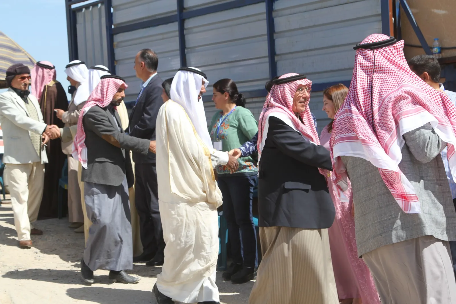 ممثلو العشائر يتوافدون إلى مكان الملتقى في عين عيسى