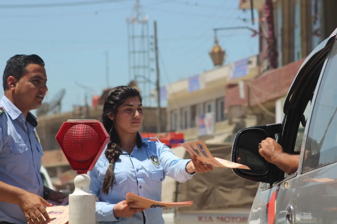 لا ترمي أعقاب السجائر من نوافذ المركبات