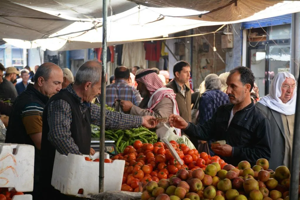 اكتظاظ الأسواق بالأهالي مع اقتراب شهر رمضان الفضيل