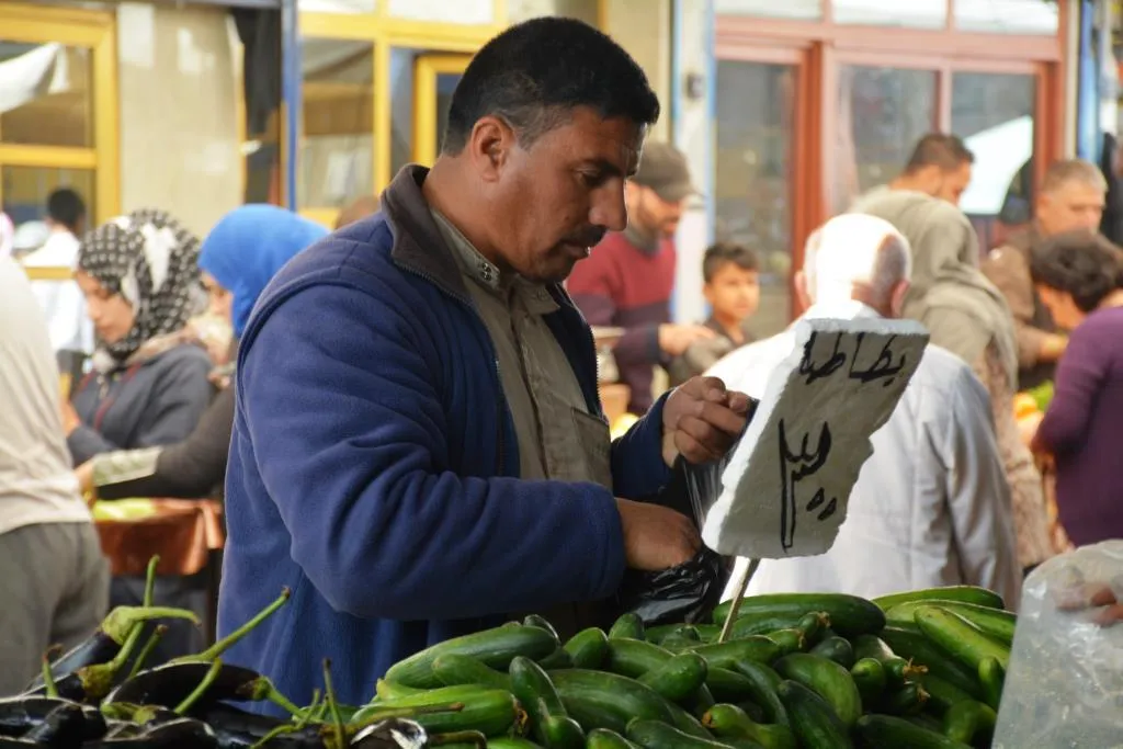 اكتظاظ الأسواق بالأهالي مع اقتراب شهر رمضان الفضيل