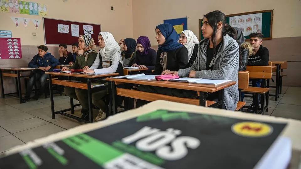 العربية تكشف كيفية نشر تركيا فكر الإخوان بمدارس اللاجئين على أراضيها