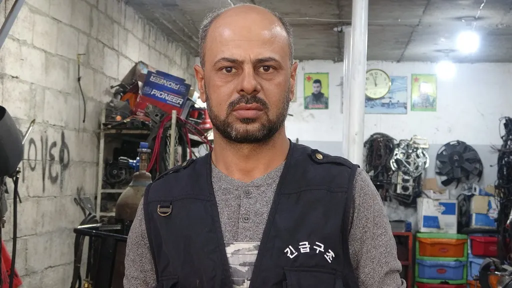 مهني محترف صنع شاحنتين من بقايا السيارات القديمة