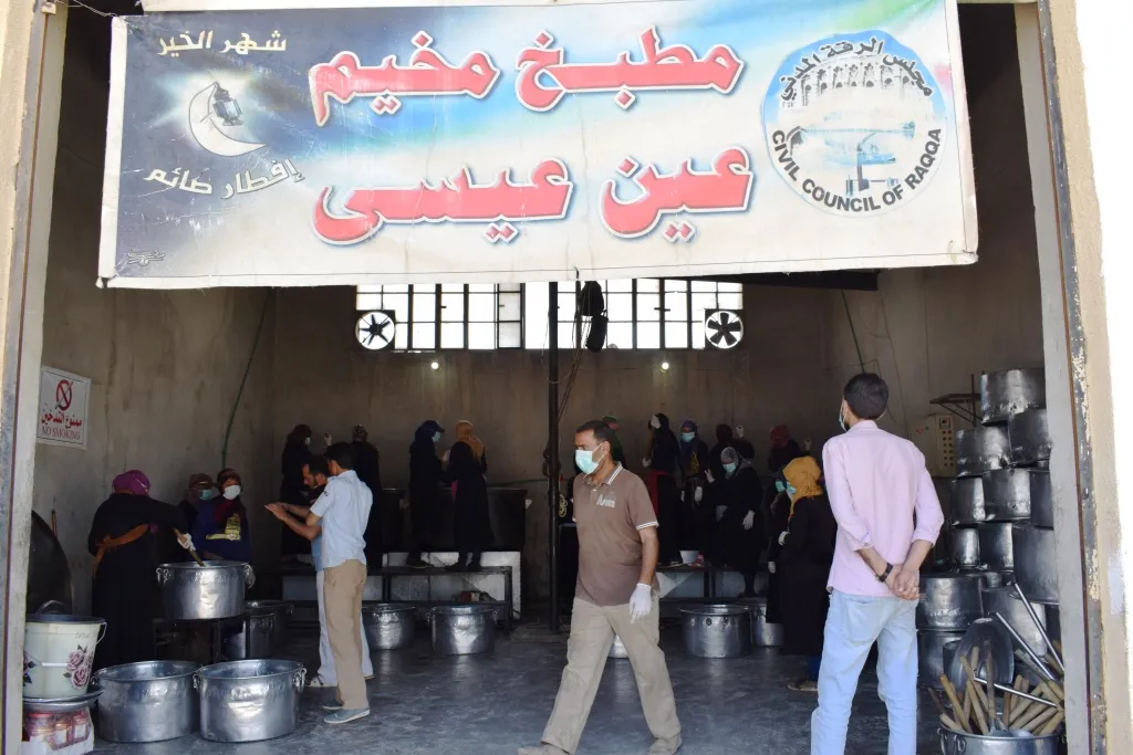 إعادة تفعيل مطبخ مخيم عين عيسى والنازحون يشكون من قلة كمية طعام الوجبة