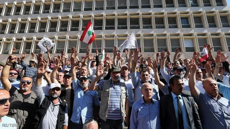 لبنان .. عسكريون متقاعدون يحتجون على مقترحات مشروع ميزانية الدولة