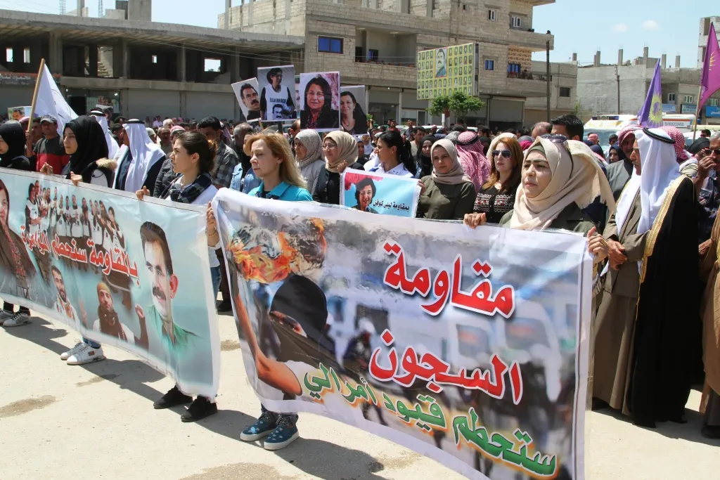الآلاف يحتشدون في كوباني وينددون بالممارسات التركية