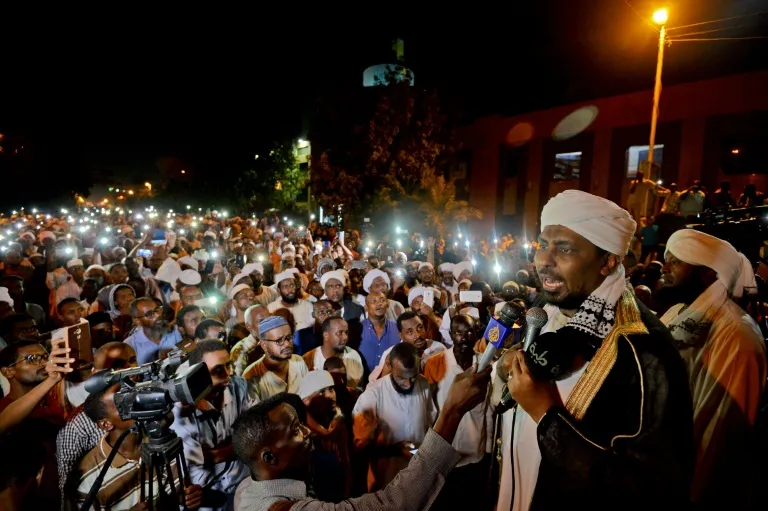 الإسلاميون في السودان بين دعم العسكر والمطالبة بالحقوق