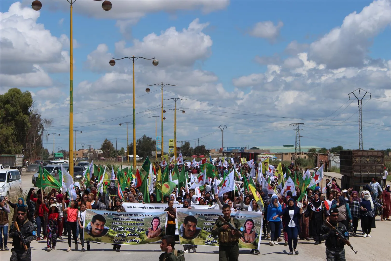 أهالي الحسكة يتظاهرون احتجاجاً على جدار التقسيم وانتهاكات الدولة التركية